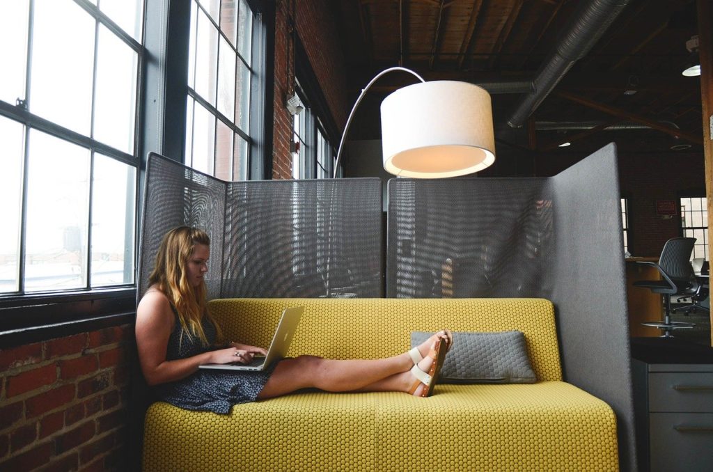 Guide To Turn Your Blogging Into A Freelance Business Featured Image