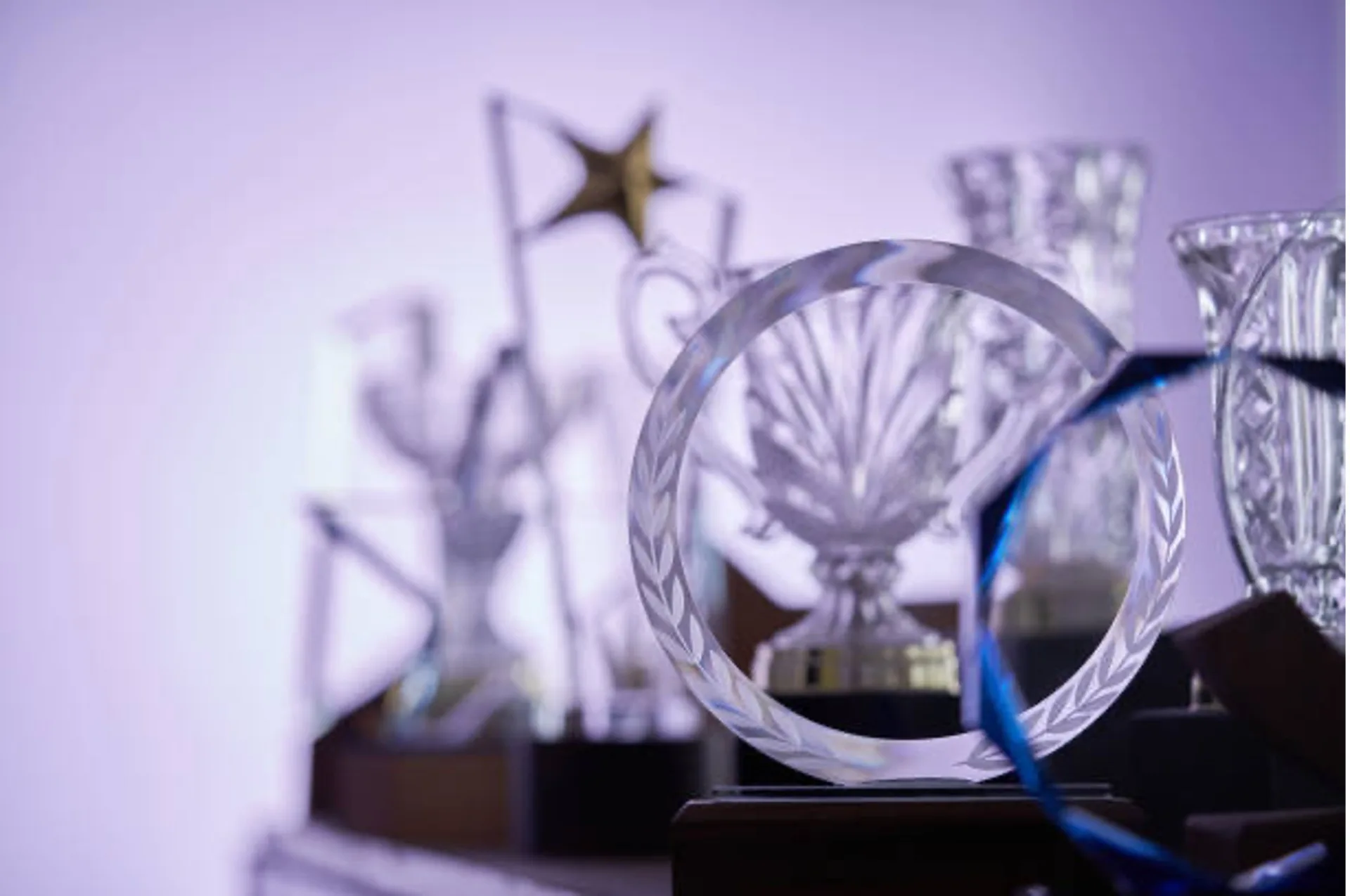 4 Benefits of Ordering Personalized Glass Awards Directly From a Factory